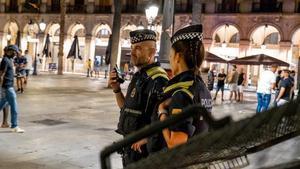 Dos agents de la Guàrdia Urbana, patrullant la ciutat