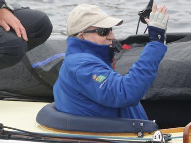 El Rey Juan Carlos, feliz y relajado de nuevo a bordo del «Bribón» en aguas de Sanxenxo