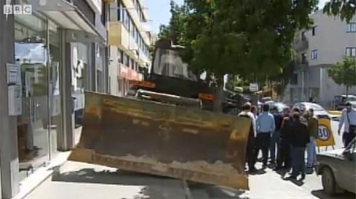 L’excavadora, davant una oficina bancària de Kyperounta (centre de Xipre). BBC