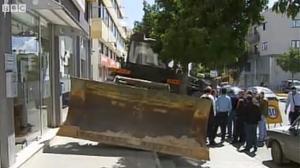 L’excavadora, davant una oficina bancària de Kyperounta (centre de Xipre). BBC