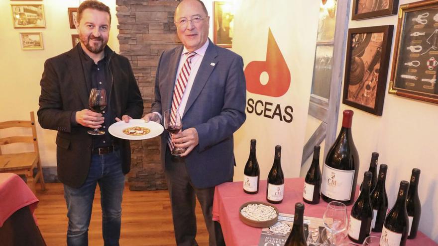 Por la izquierda, Silverio Argüelles y Carlos Moro, durante la presentación de las IV Jornadas «Nuestres fabes con CM», en El Bodegón de Teatinos, en Oviedo.