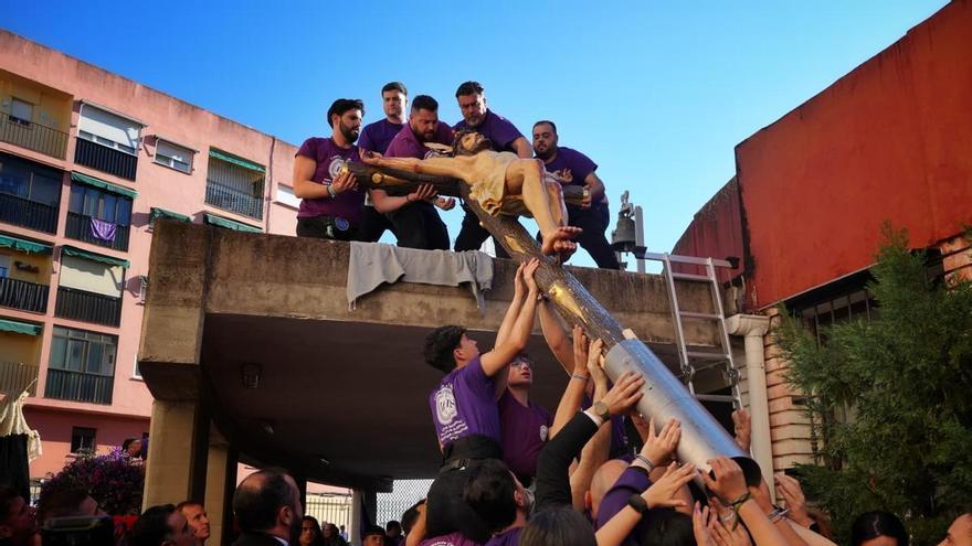 Vídeo | Badajoz vive uno de los mayores momentos de devoción y tensión con el montaje del Cristo de la Angustia en su paso