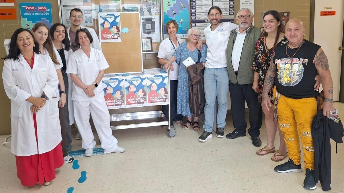 Profesionales y pacientes del centro de salud de Sárdoma.