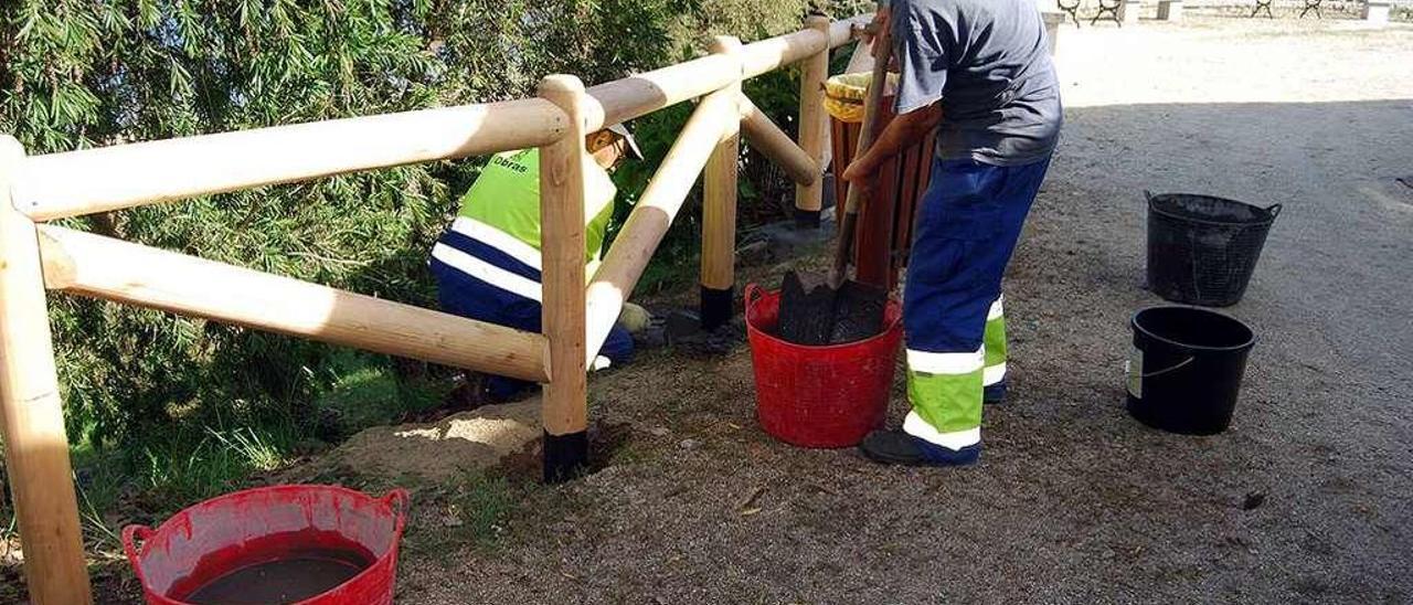 Trabajos de mantenimiento en el área lúdica de la playa fluvial de Vilarello. // FdV