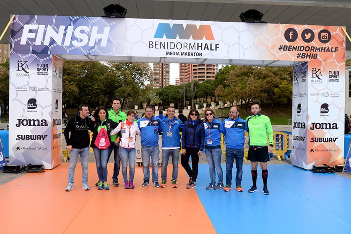 Un grupo de atletas posan en la meta de la Media Maratón de la Benidorm Half.