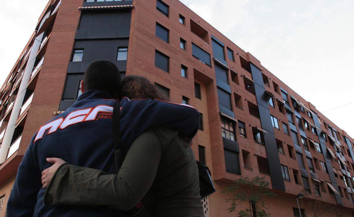 Una pareja observa un bloque de pisos en la provincia de Alicante.