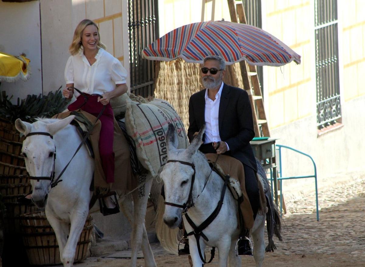 ***AMPLIACIÓN PIE DE FOTO***GRAF8449. NAVALCARNERO (C.A. DE MADRID), 25/09/2019.- Imagen facilitada por el Ayuntamiento de Navalcarnero del actor George Clooney, a lomos de un burro, junto a la actriz Brie Larson, montada sobre un caballo, durante el rodaje de un anuncio publicitario, este miércoles en la Plaza de Segovia de la localidad madrileña de Navalcarnero. EFE/Ayto. de Navalcarnero *****SÓLO USO EDITORIAL // NO VENTAS // NO ARCHIVO*****