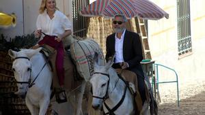 George Clooney y Brie Larson, a lomos de sendos burros, por el centro de Navalcarnero (Madrid).
