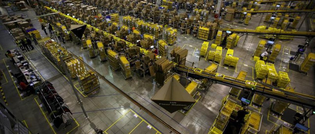 Interior de centro de distribución de Amazon en la localidad madrileña de San Fernando de Henares. | | SERGIO PEREZ/EFE