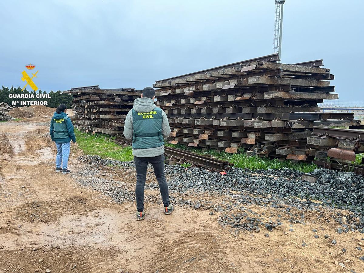 Agentes de la Guardia Civil inspeccionan parte del material ferroviario sustraído durante la operación FERRATUM en la provincia de Castellón.