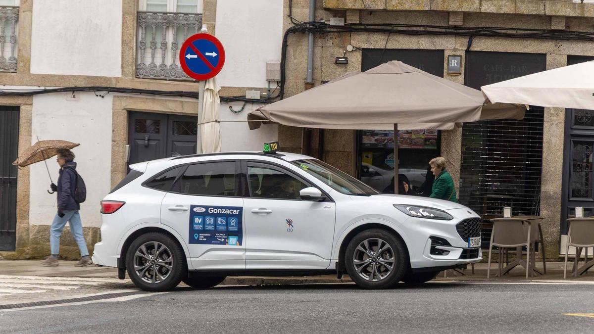 Un taxi circulando polas rúas de Santiago