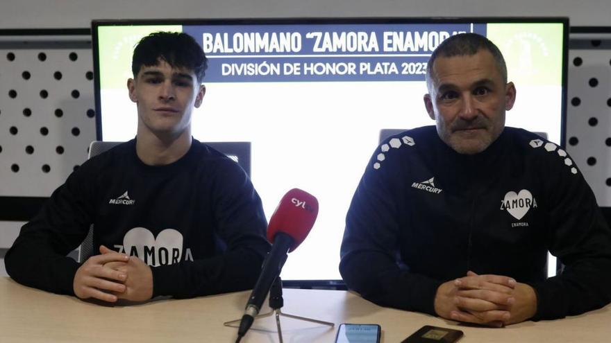 Marco Torres (derecha) junto a Diego Soto (izquierda) en la rueda de prensa del BM Zamora Enamora. | Ana Burrieza