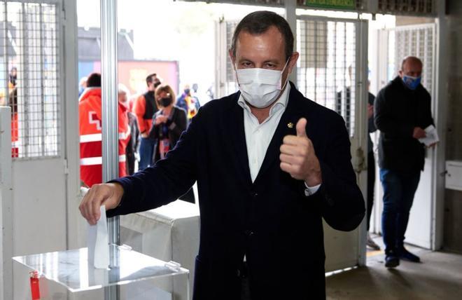 El expresidente Sandro Rosell votando en el Camp Nou