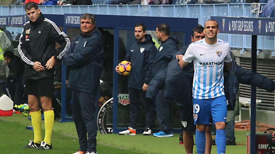 Juande Ramos viendo cómo Sandro era sustituido.
