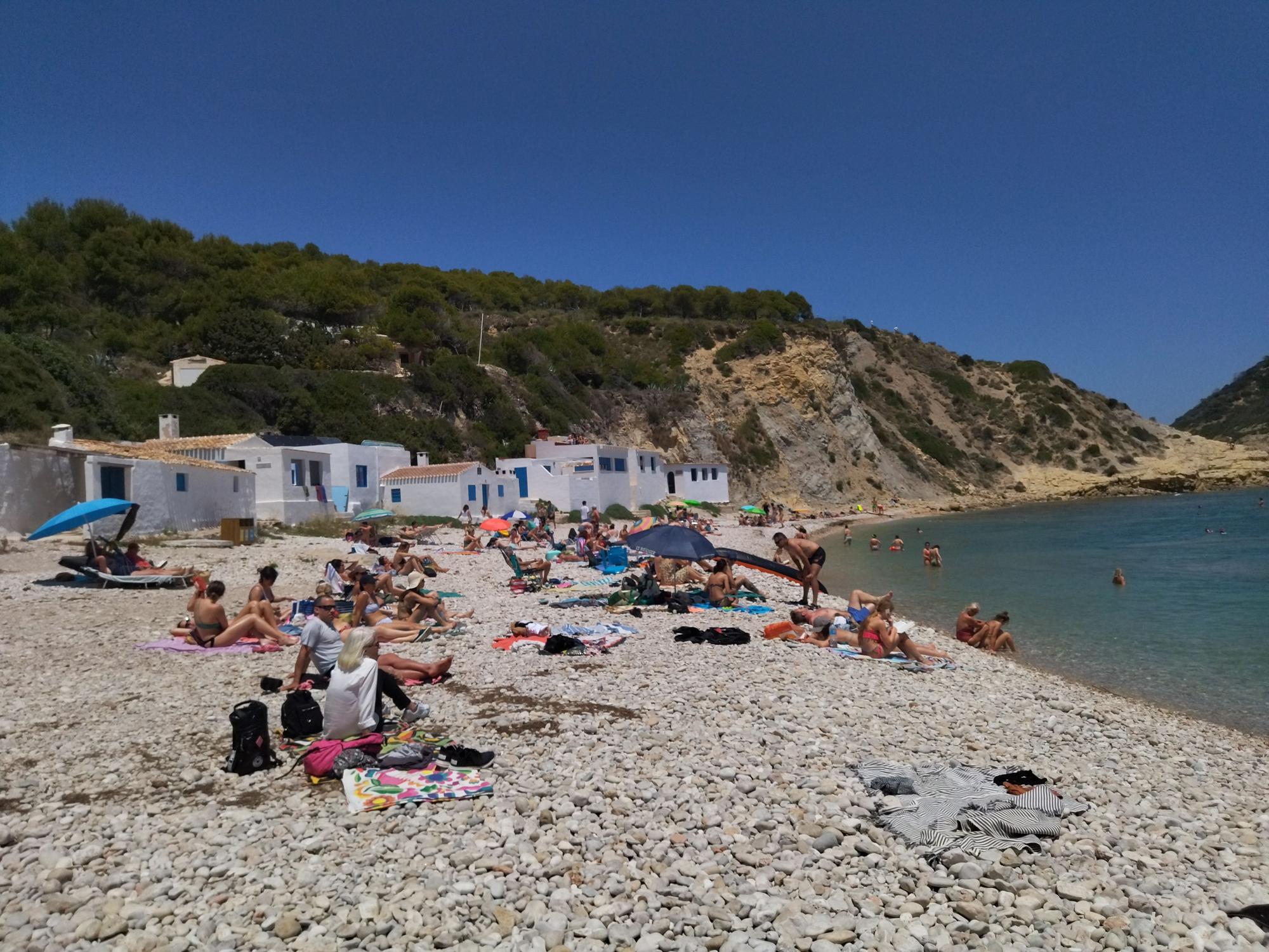 Tiempo de calas: ¿Más coches que bañistas en la Granadella y la Barraca de Xàbia?