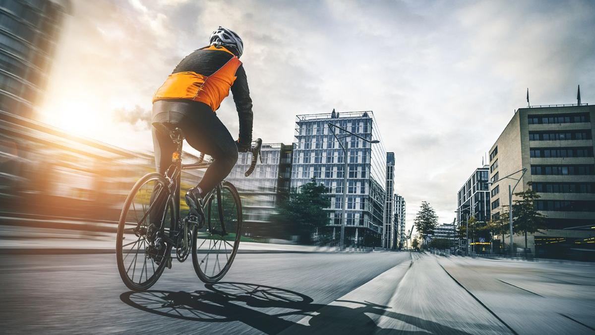 La DGT recuerda a ciclistas cómo deben circular para evitar multas de hasta 200 euros