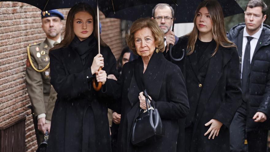 La Casa Real despide a Irene de Grecia, hermana de Sofía, con la ausencia de Juan Carlos I
