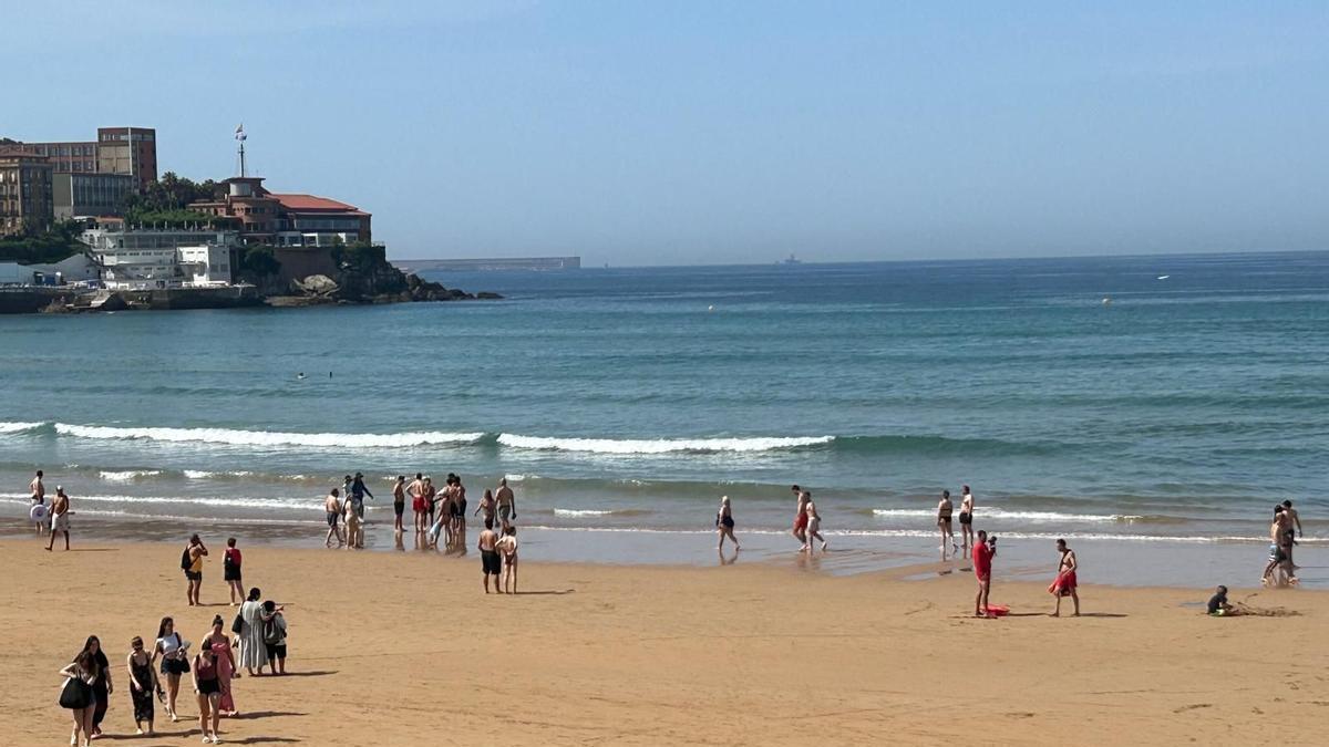 Susto en la playa de San Lorenzo: los socorristas intervienen por un grupo de jóvenes en apuros.