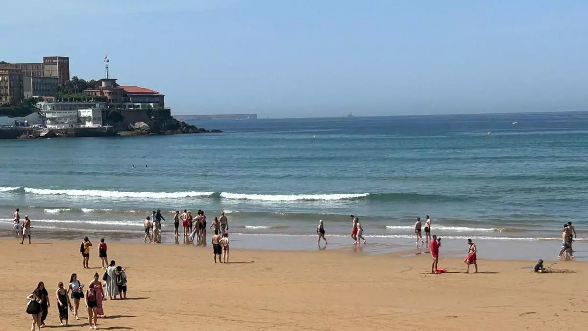 Los socorristas de Gijón rescatan a varios jóvenes del agua tras un momento de apuro en San Lorenzo