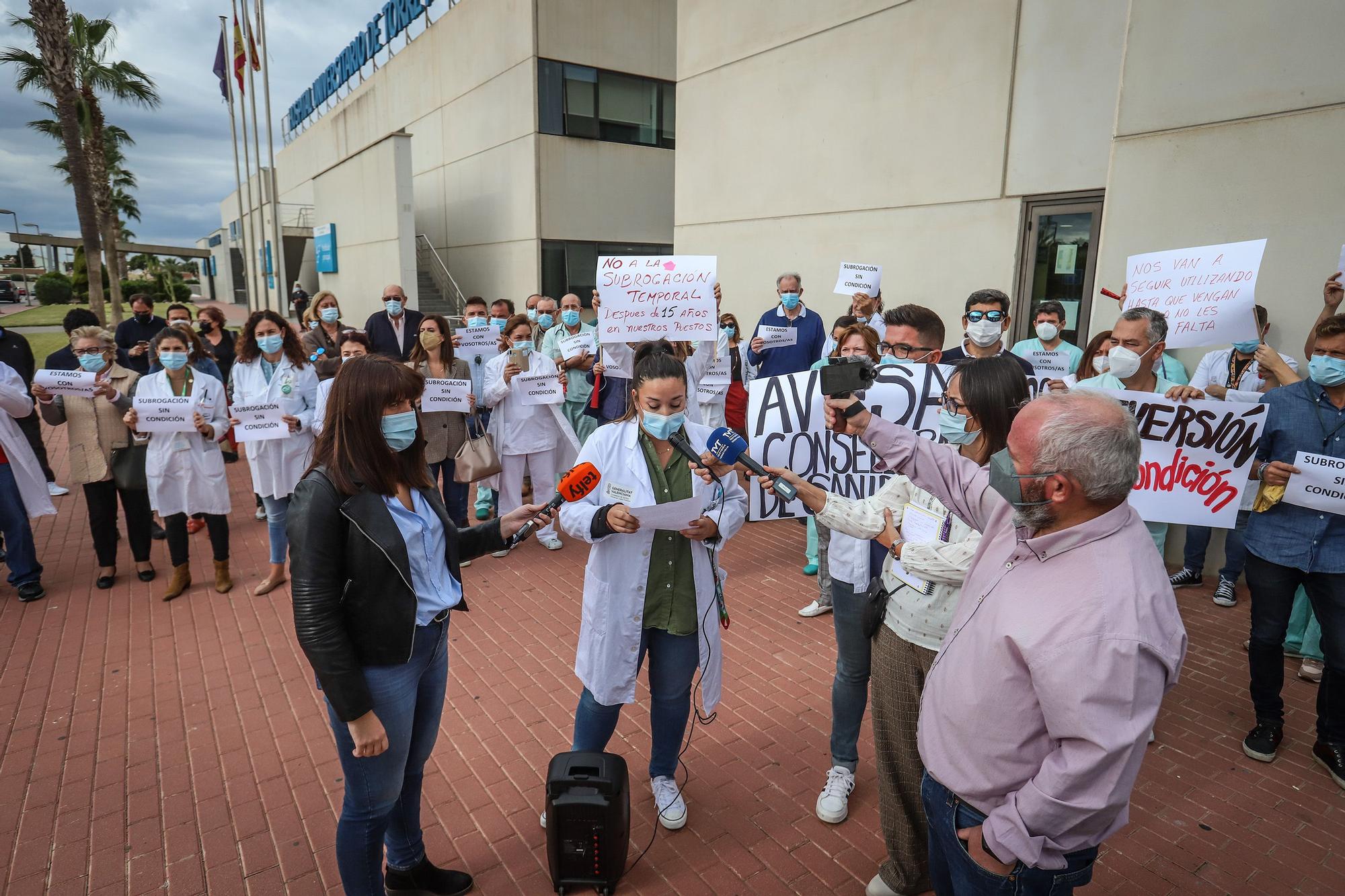 Protesta de los médicos sin MIR a las puertas del Hospital Universitario de Torrevieja