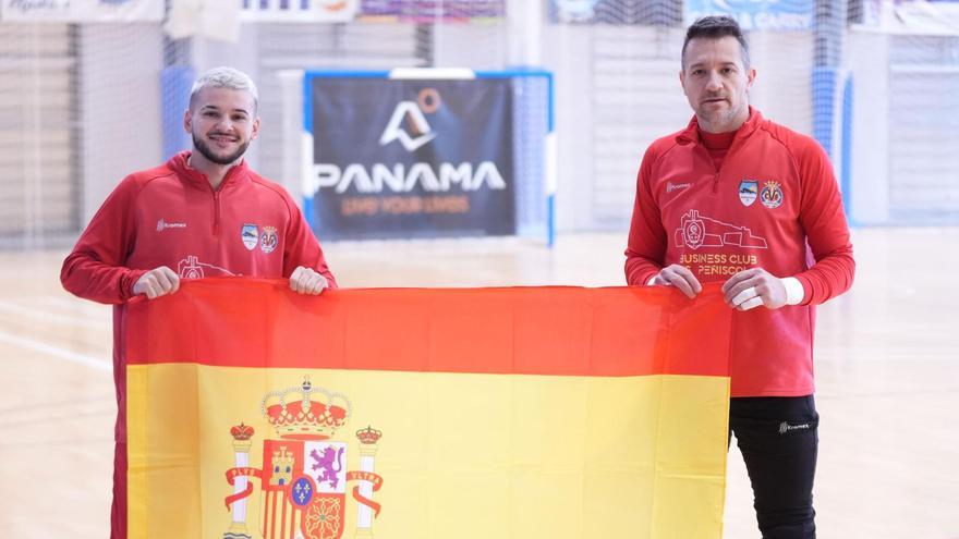 Pani y Gus, jugadores del Peñíscola, con la bandera de España.