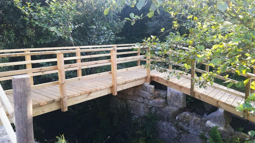 Uno de los nuevos puentes del sendero de A Fraga, en Moaña. | // FDV