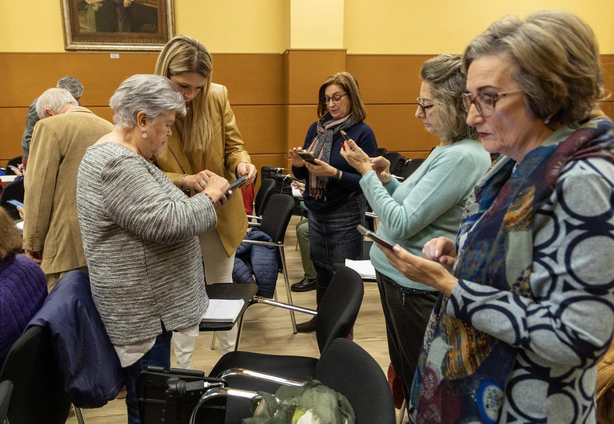 Personas mayores de Alicante en un curso de digitalización para aprender a utilizar el móvil en imagen de archivo