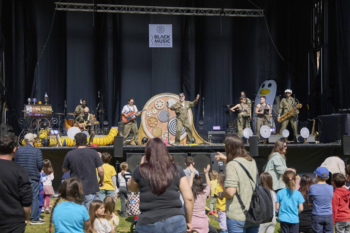 El grup Reggae Per Xics puja sobre l’escenari amb una proposta futurística amb ritmes jamaicans.