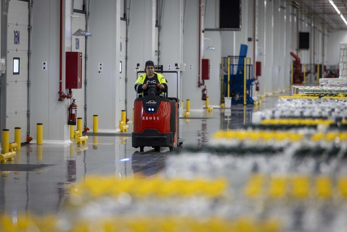Un trabajador en el centro de producción y logística de BonÁrea, en Épila.