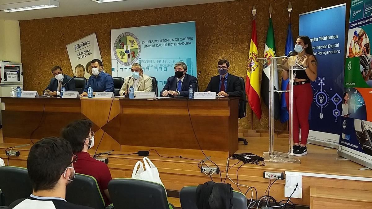 Estudiantes de Telecomunicaciones de toda España se dan cita en un congreso en Cáceres para compartir experiencias.