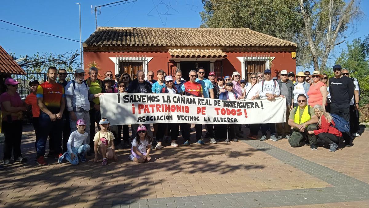 La asociación de vecinos de La Alberca durante la ruta senderista en defensa de la Cañada Real.