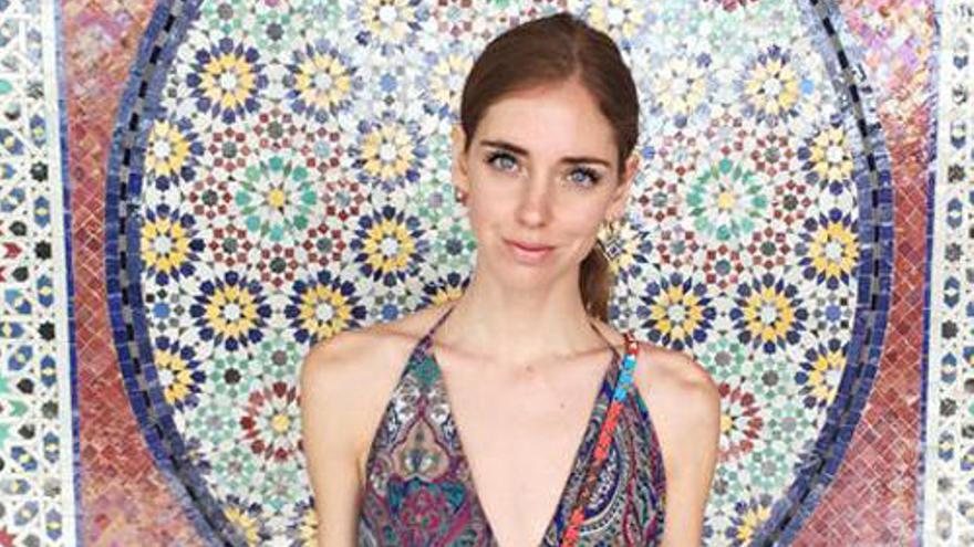 Chiara Ferragni, bloguera estrella, luciendo un vestido de flores.