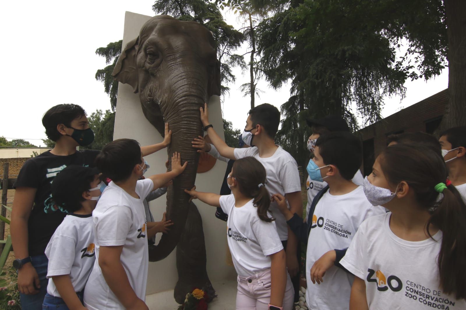 Una escultura recuerda a la elefanta Flavia, emblema del Zoo durante décadas