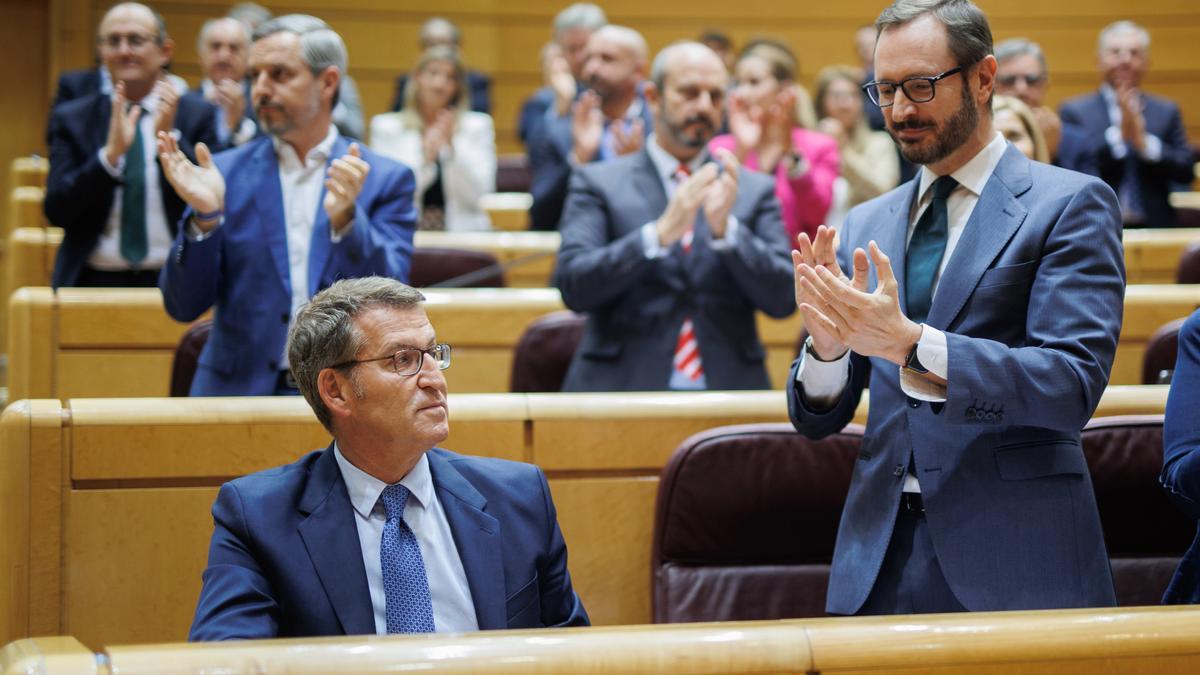 Los senadores aplauden al presidente del PP, Alberto Núñez Feijóo, después de conocer los resultados de la votación durante una sesión plenaria en el Senado, a 26 de abril de 2023, en Madrid (España).