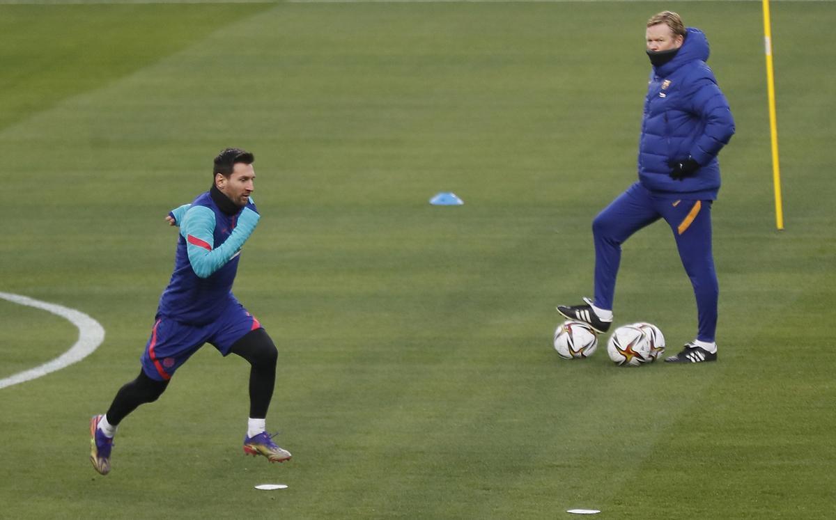 Koeman observa a Messi en un entrenamiento del Barça.