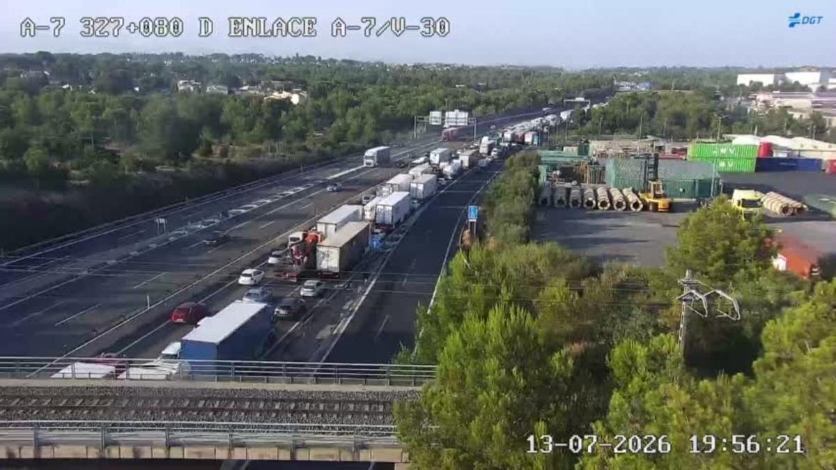 Un accidente en Paterna provoca más de tres kilómetros de retenciones hacia Castellón.