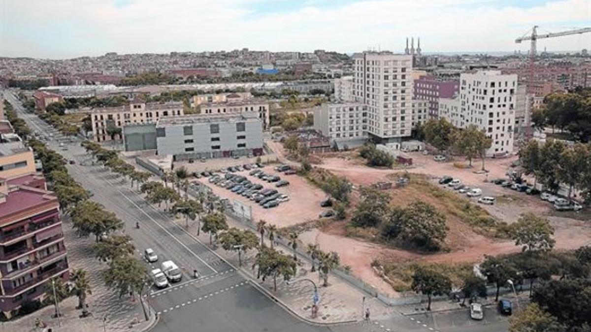 Vista del terreno que ocupaban los cuarteles desde lo alto de un edificio del paseo de Santa Coloma, con la comisaría de los Mossos a la izquierda.