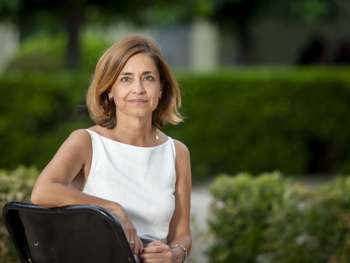 L'escriptora Marta Orriols, fotografiada als jardins de la Societat d'Agullana.
