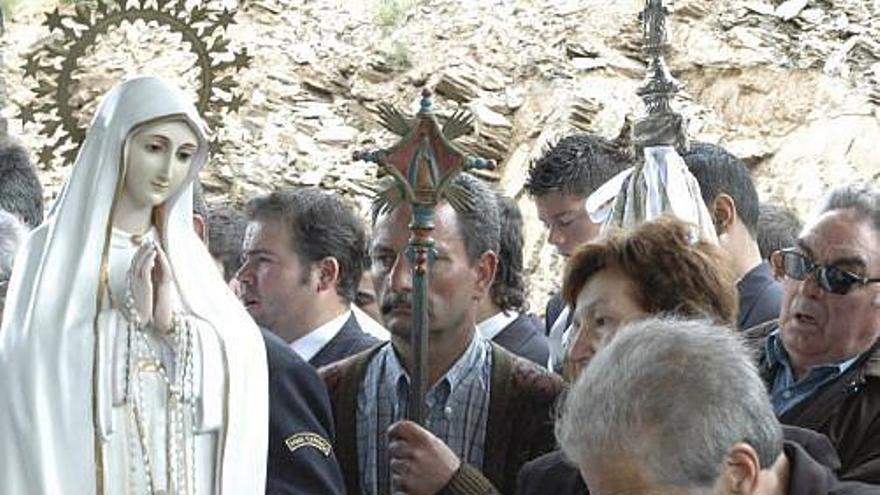 Fieles de La Raya ante la Virgen de Fátima.