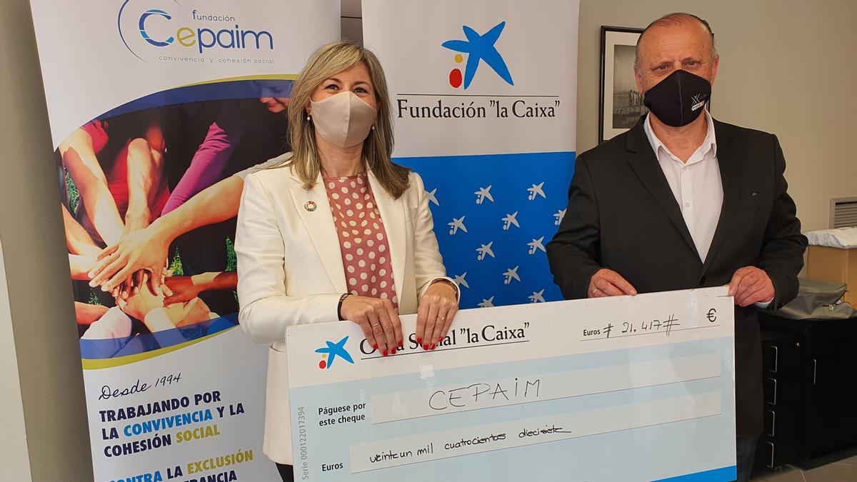 La directora territorial de CaixaBank en Murcia, Olga García, y el director general de Fundación Cepaim, Juan Antonio Segura