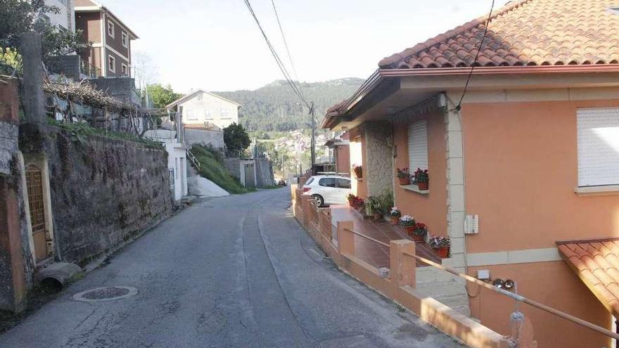 El muro de ladrillo que derribó el coche que se dio a la fuga en A Marrúa. // Santos A.