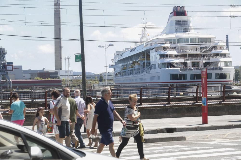 Cruceristas del buque "Braemar" en Avilés