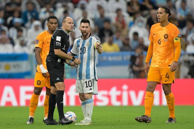 Así fue el show de Mateu Lahoz: amarillas por doquier y charlas interminables