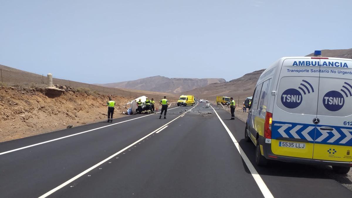 A la izquierda, el vehículo en el que iba la persona fallecida en el accidente.