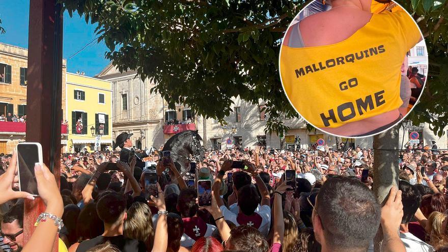 Ciutadella prende la mecha de otro Sant Joan masivo con un mensaje: &quot;Mallorquines Go Home&quot;