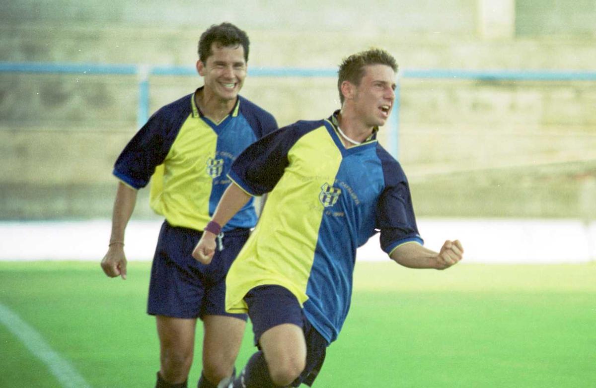 Molas celebra un gol amb el Palamós amb Pibernat l'any 2002