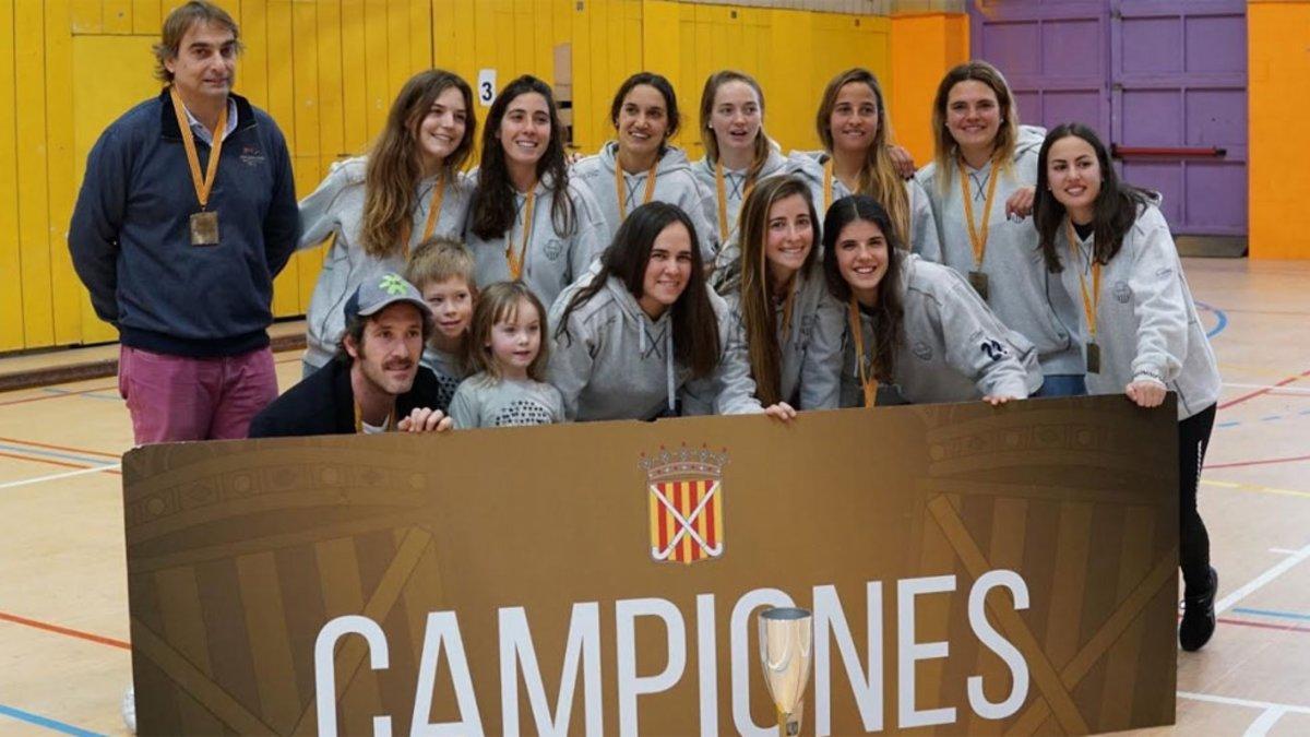 El conjunto femenino del Egara posa con la copa