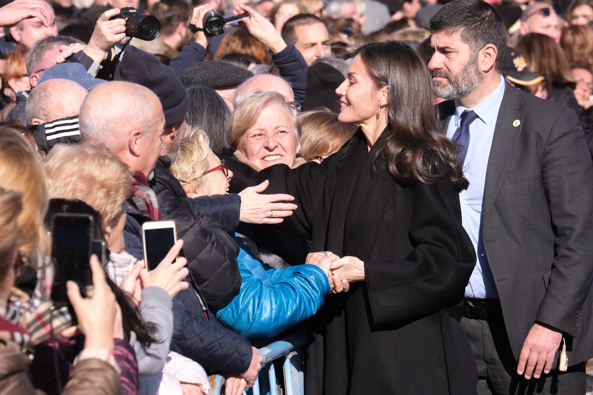 Recibimiento por todo lo alto y con gritos de "guapa" a la reina Letizia en Petrer