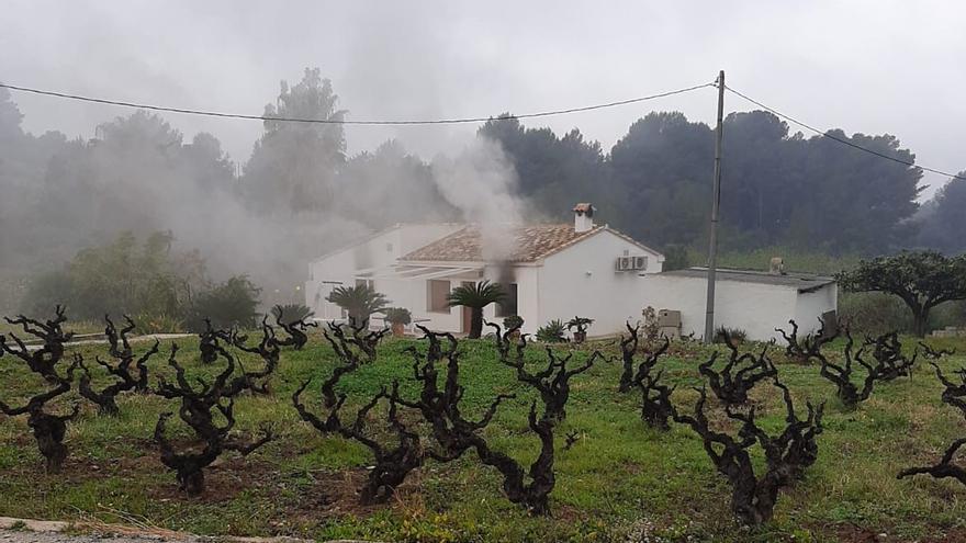 El humo sale por las ventanas de la vivienda, cuyo interior ha quedado arrasado