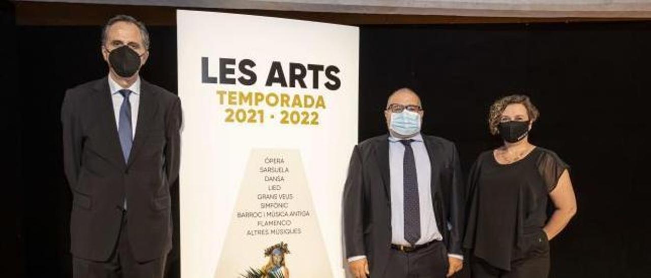 Pablo Font de Mora, Jesús Iglesias y Raquel Tamarit, ayer ante el cartel de la temporada 2021/2022 del Palau de les Arts.  | MIKEL PONCE